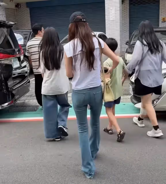 汪小菲一家四口到昆蟲店給霖霖買獨角大仙,玥兒穿闊腿褲長發披肩