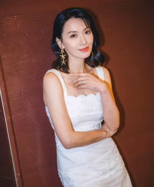 TVB花旦生日大曬老公送花照慶認識7周年!臉色紅潤如少女!曾被前夫拒絕親熱