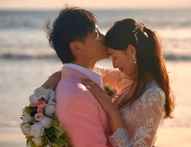 恭喜!香港男星宣布小14歲妻子懷孕!距結婚不到4個月!曾自稱專情可以跟一個人戀愛10年