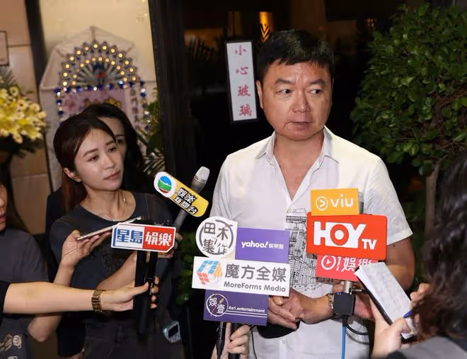TVB男星太太出殯！手捧遺照陪伴愛妻最後一程! 羅嘉良、胡杏兒送花牌致哀！