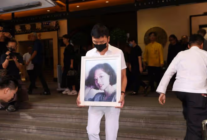 TVB男星太太出殯！手捧遺照陪伴愛妻最後一程! 羅嘉良、胡杏兒送花牌致哀！