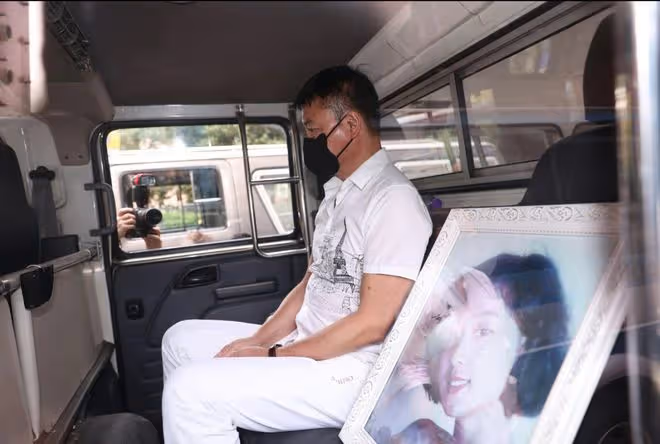 TVB男星太太出殯！手捧遺照陪伴愛妻最後一程! 羅嘉良、胡杏兒送花牌致哀！