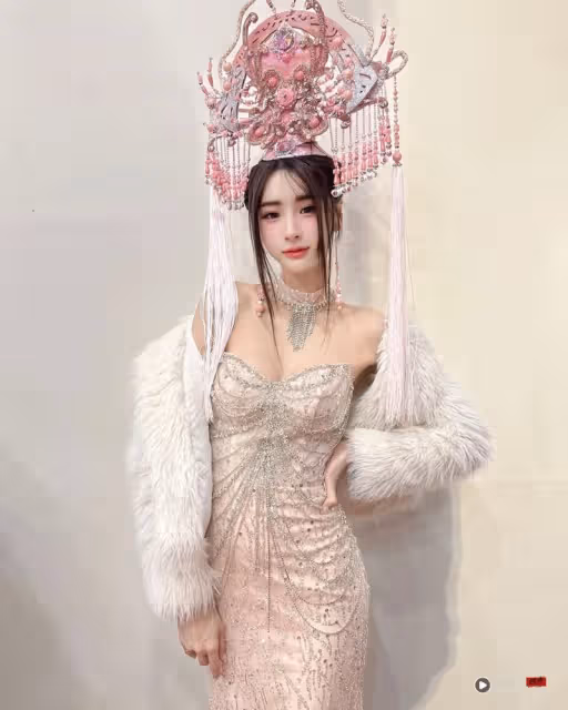 破天荒過激尺度同框！兩大「最美禮生」泳池合體　超辣泳衣網全暈爛