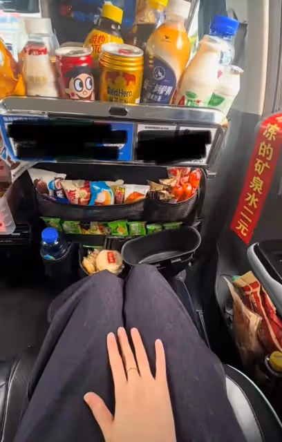 男子打了個網約車，走進后座像走進商店一樣，網友說：這也太卷了