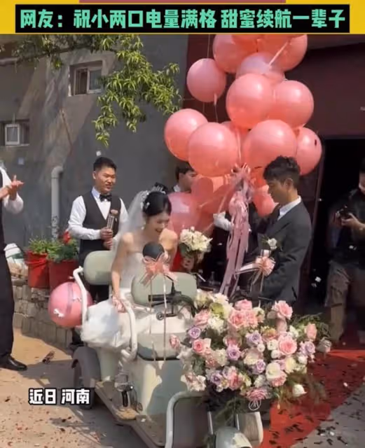 00後新人結婚，借來8輛電動三輪車當婚車：既有創意又很浪漫