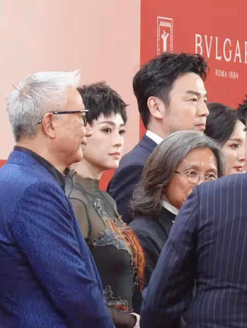 章子怡帶女兒看醬園弄首映!10歲醒醒穿公主裙好美,母女互動有愛