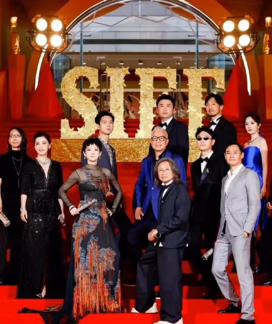 章子怡帶女兒看醬園弄首映!10歲醒醒穿公主裙好美,母女互動有愛