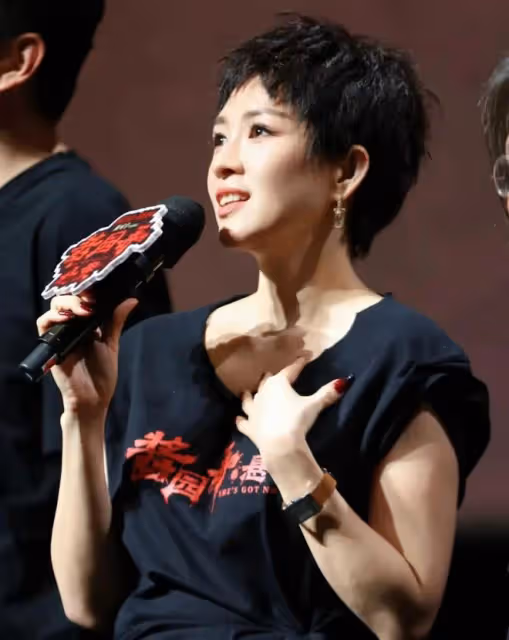 章子怡帶女兒看醬園弄首映!10歲醒醒穿公主裙好美,母女互動有愛
