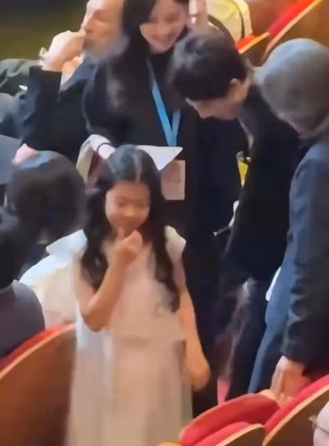 章子怡帶女兒看醬園弄首映!10歲醒醒穿公主裙好美,母女互動有愛