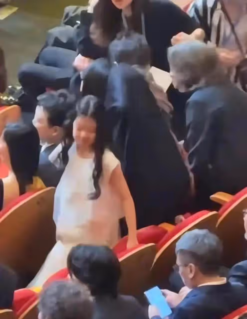 章子怡帶女兒看醬園弄首映!10歲醒醒穿公主裙好美,母女互動有愛