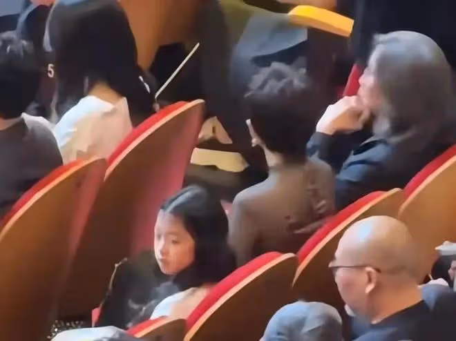 章子怡帶女兒看醬園弄首映!10歲醒醒穿公主裙好美,母女互動有愛