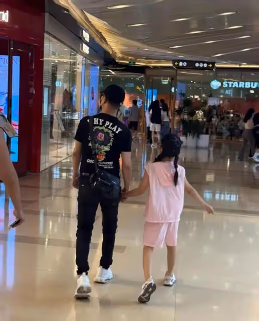 章子怡帶女兒看醬園弄首映!10歲醒醒穿公主裙好美,母女互動有愛