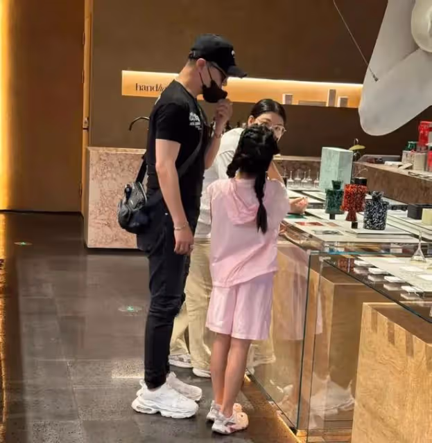 章子怡帶女兒看醬園弄首映!10歲醒醒穿公主裙好美,母女互動有愛