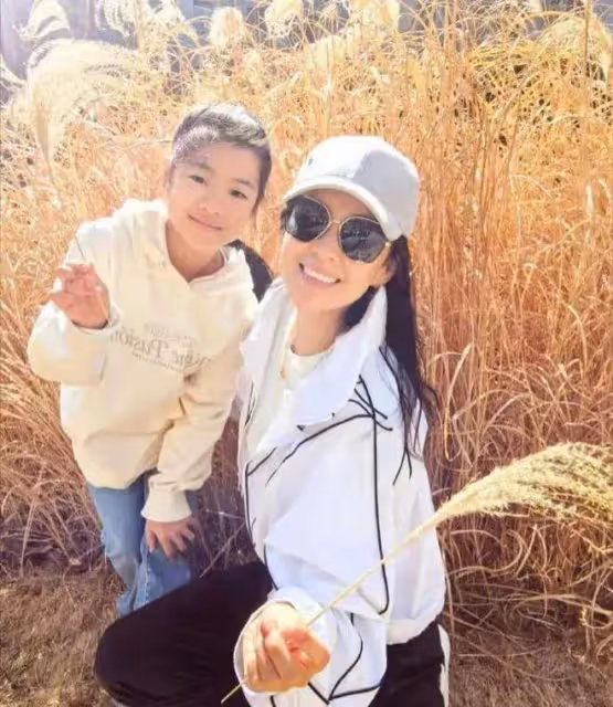 章子怡帶女兒看醬園弄首映!10歲醒醒穿公主裙好美,母女互動有愛