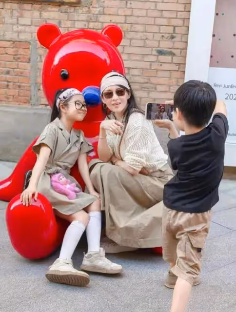 章子怡帶女兒看醬園弄首映!10歲醒醒穿公主裙好美,母女互動有愛