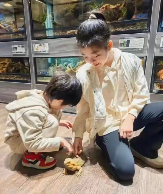章子怡帶女兒看醬園弄首映!10歲醒醒穿公主裙好美,母女互動有愛