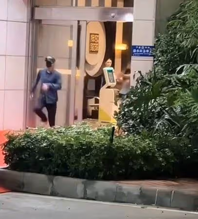 古裝男神機場遭私生飯瘋狂追逐!「拔腿衝進保姆車」驚險畫面曝光