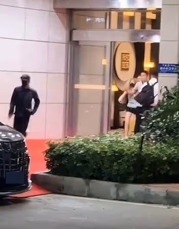 古裝男神機場遭私生飯瘋狂追逐!「拔腿衝進保姆車」驚險畫面曝光