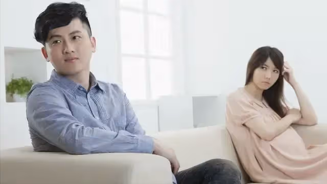 女人能有多狠？老婆忍我出軌6年，直到我媽生病，我才恍然大悟.