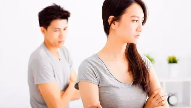 女人能有多狠？老婆忍我出軌6年，直到我媽生病，我才恍然大悟.