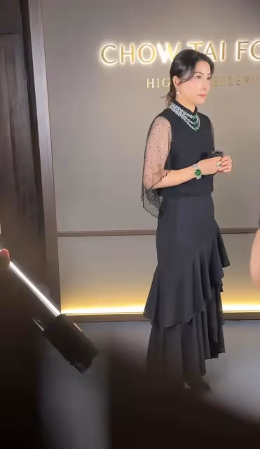郭晶晶霍啟剛上海逛街,郭晶晶穿60塊鞋子接地氣,男方瘦了好多