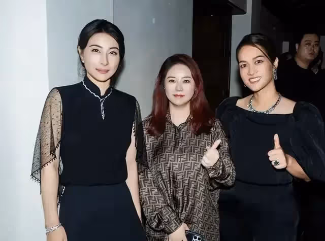 郭晶晶霍啟剛上海逛街,郭晶晶穿60塊鞋子接地氣,男方瘦了好多