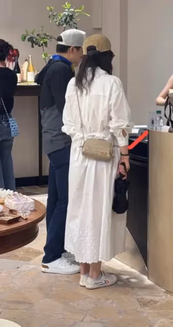 郭晶晶霍啟剛上海逛街,郭晶晶穿60塊鞋子接地氣,男方瘦了好多