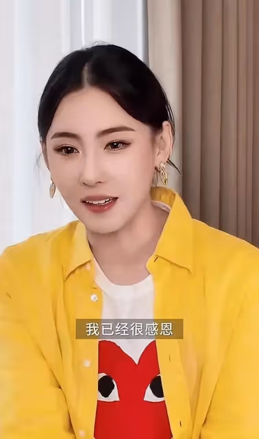 張柏芝曬照慶父親節,五官像爸爸但比他好看多了,她真的很孝順
