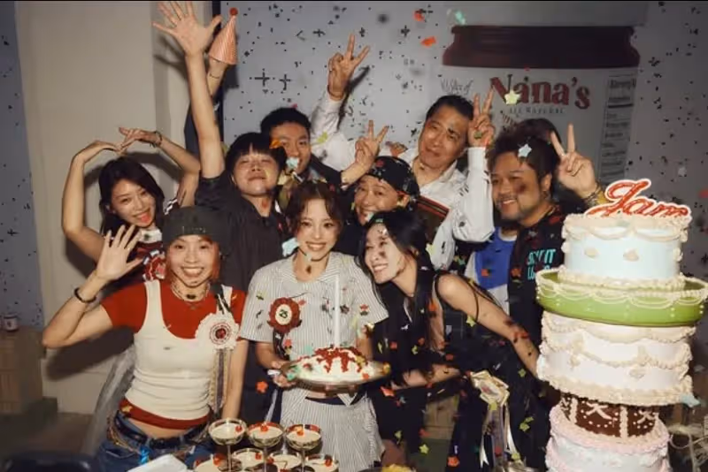 歐陽娜娜坐在蛋糕裡辦25歲慶生趴！妮妮說好給驚喜被歐陽龍雷到
