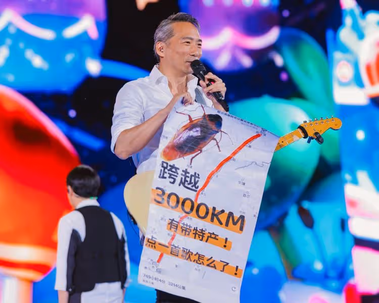 歌迷送蟑螂牌點歌　五月天石頭嚇出童年回憶：曾嚼過小強