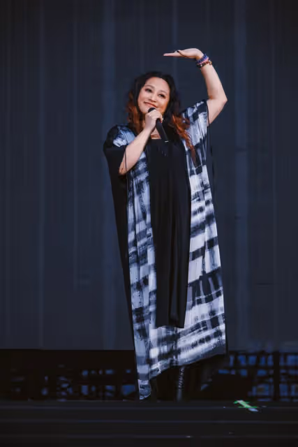 歌迷送蟑螂牌點歌　五月天石頭嚇出童年回憶：曾嚼過小強