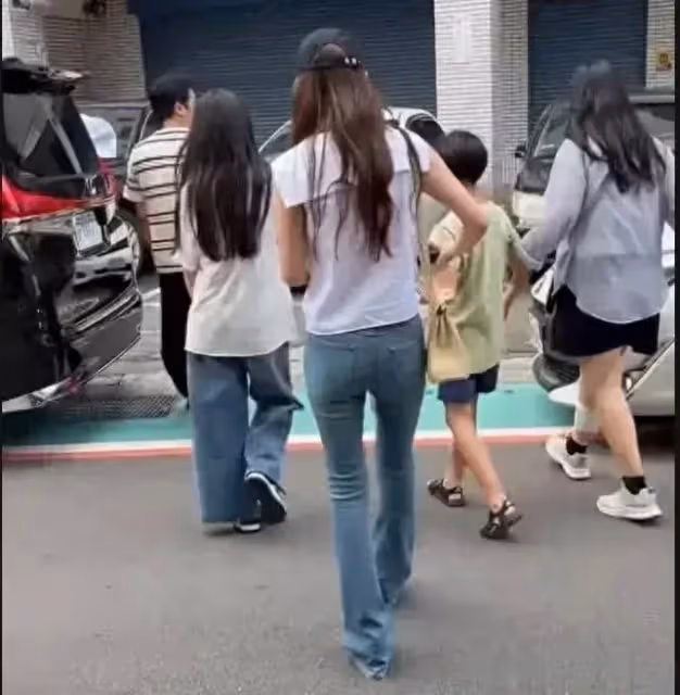小玥兒和父母用同款手機殼!上面的字是重點!馬筱梅有心了!