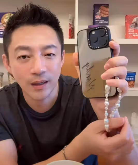 小玥兒和父母用同款手機殼!上面的字是重點!馬筱梅有心了!