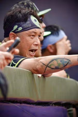 阿Ben拍戲受傷「白衣全是血」! 首曝傷勢照頭縫數針