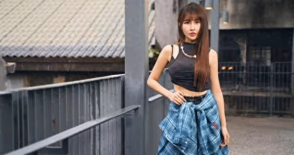 等紅燈「被摟抱拍臀」親密互動全被拍!《聲林》女星放閃小3歲男友