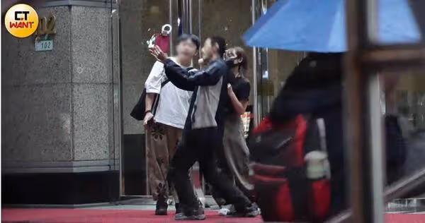 等紅燈「被摟抱拍臀」親密互動全被拍!《聲林》女星放閃小3歲男友