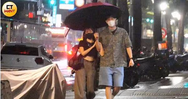 等紅燈「被摟抱拍臀」親密互動全被拍!《聲林》女星放閃小3歲男友