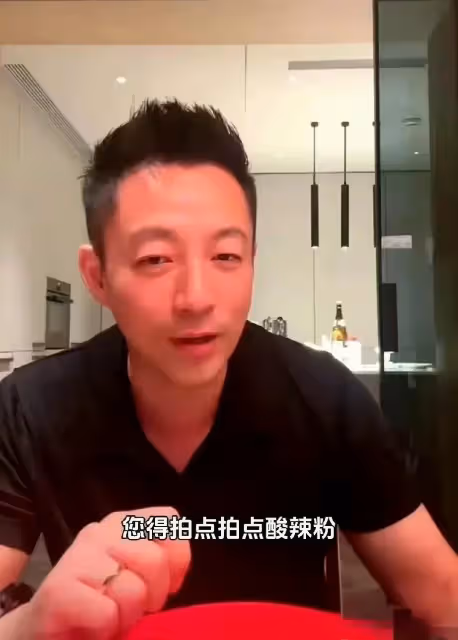 當挨罵成了人生的必修課，43歲的汪小菲一邊直播，一邊感恩