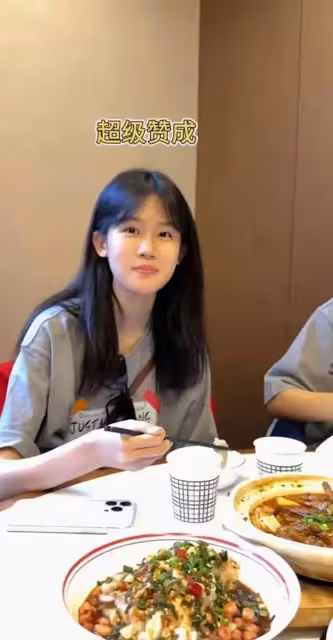 陸毅女兒長大啦,貝兒長得亭亭玉立,眉眼間透著靈動,嘴唇真好看