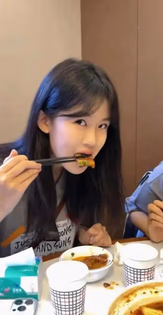 陸毅女兒長大啦,貝兒長得亭亭玉立,眉眼間透著靈動,嘴唇真好看