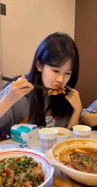 陸毅女兒長大啦,貝兒長得亭亭玉立,眉眼間透著靈動,嘴唇真好看