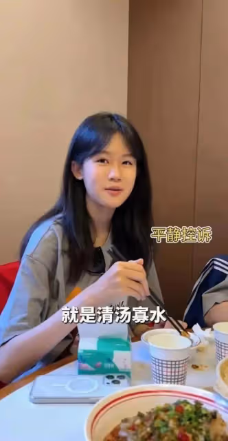 陸毅女兒長大啦,貝兒長得亭亭玉立,眉眼間透著靈動,嘴唇真好看