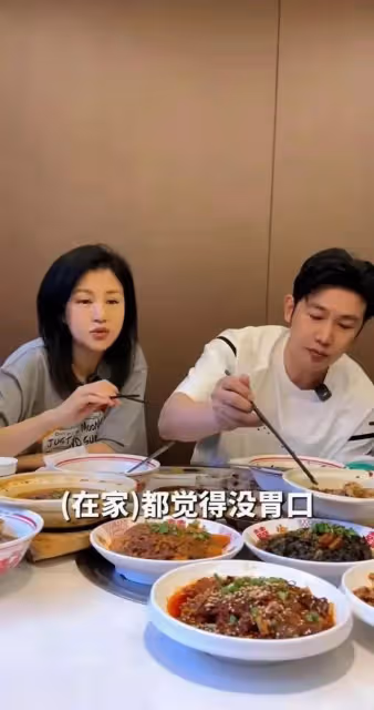 陸毅女兒長大啦,貝兒長得亭亭玉立,眉眼間透著靈動,嘴唇真好看