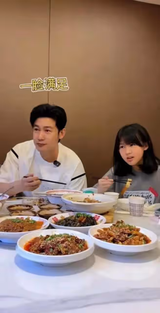 陸毅女兒長大啦,貝兒長得亭亭玉立,眉眼間透著靈動,嘴唇真好看