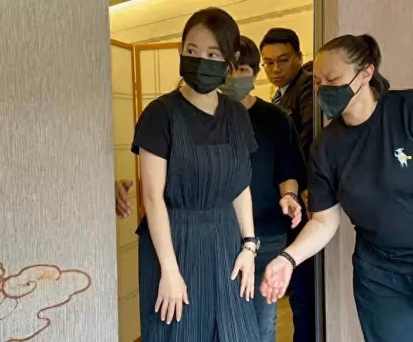 曾寶儀和初戀現身靈堂！同居19年「未婚未育」，男友頭髮已花白
