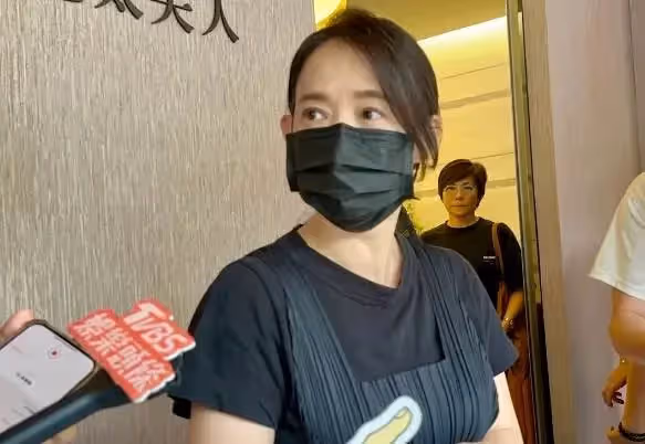 曾寶儀和初戀現身靈堂！同居19年「未婚未育」，男友頭髮已花白