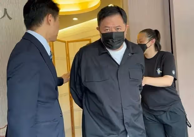 曾寶儀和初戀現身靈堂！同居19年「未婚未育」，男友頭髮已花白