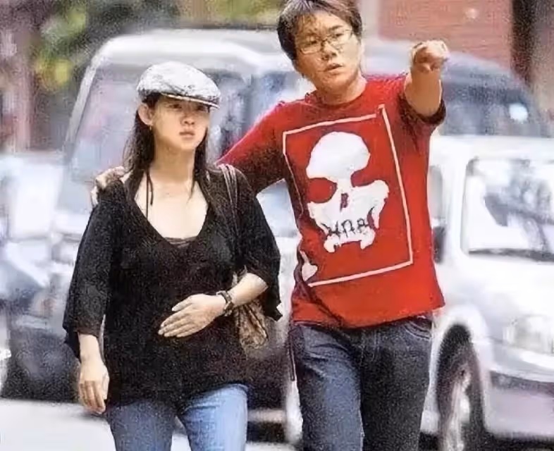 曾寶儀和初戀現身靈堂！同居19年「未婚未育」，男友頭髮已花白