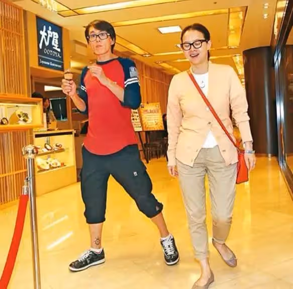 曾寶儀和初戀現身靈堂！同居19年「未婚未育」，男友頭髮已花白
