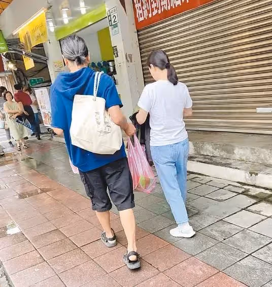 曾寶儀和初戀現身靈堂！同居19年「未婚未育」，男友頭髮已花白